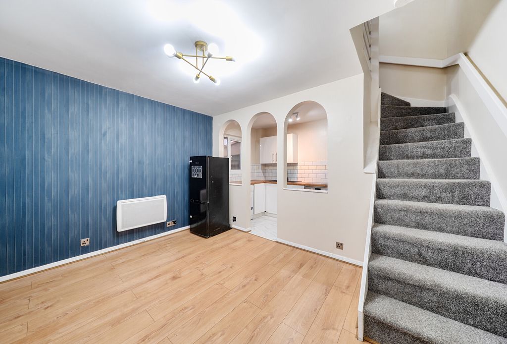 Property photo 2 of 18 1394929-8-694Ab55...