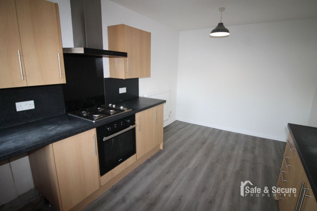 Property photo 3 of 12 Kitchen (3)