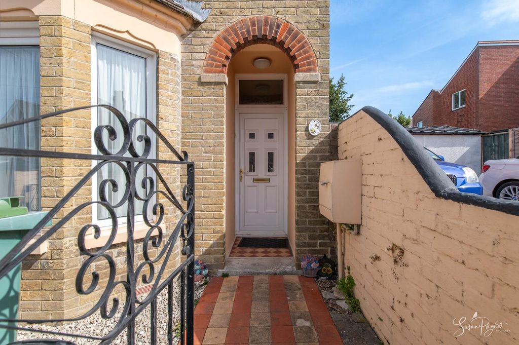 Property photo 3 of 26 Welcome To 99 Upper Yarborough Road