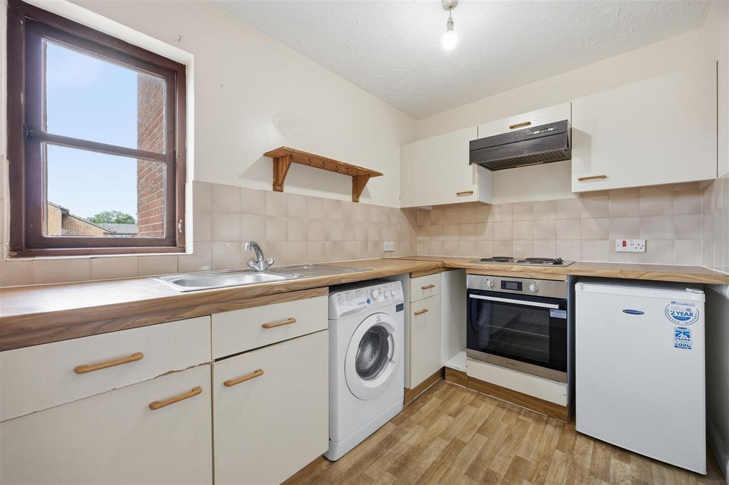 Property photo 2 of 8 Kitchen (2)