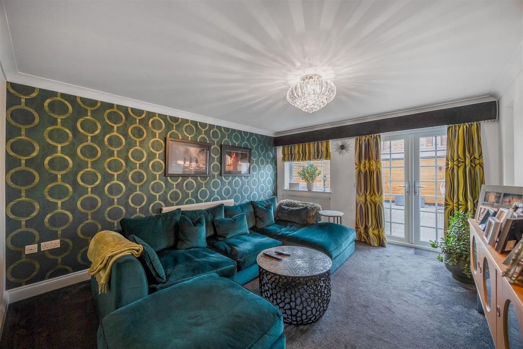 Property photo 3 of 24 Lounge