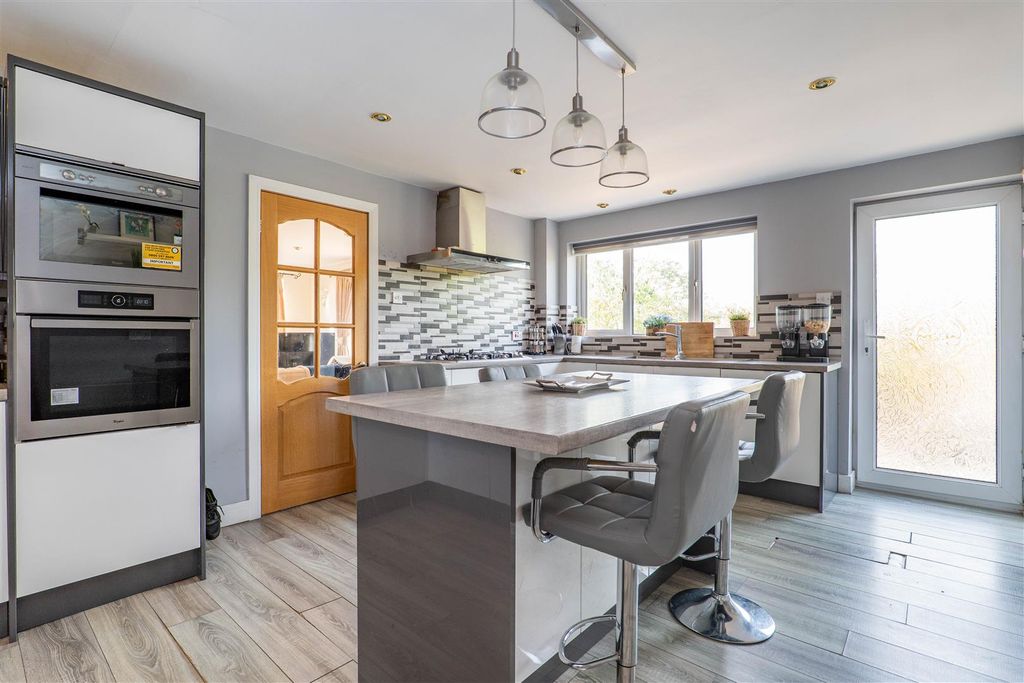 Property photo 3 of 39 Kitchen/Breakfast Room