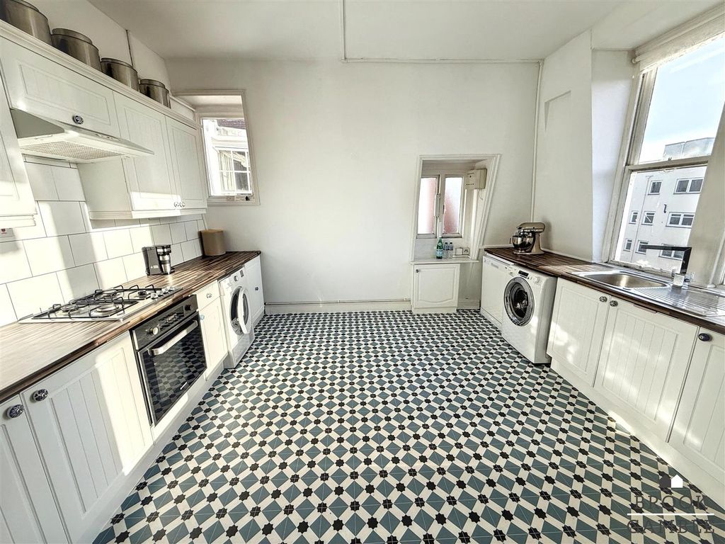 Property photo 3 of 13 01323 438506