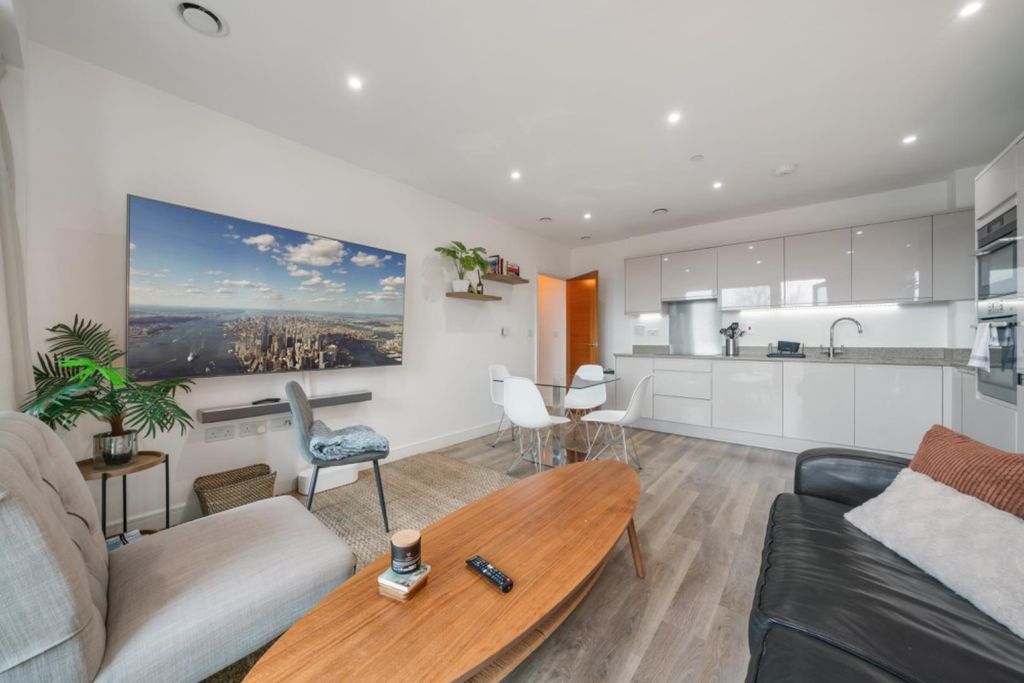 Property photo 3 of 12 Flat 3, 12 Osiers Road Sw18 1Ux-9.Jpg