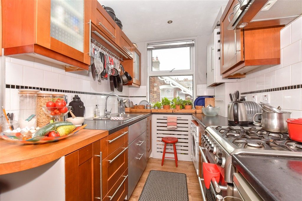 Property photo 3 of 10 Kitchen