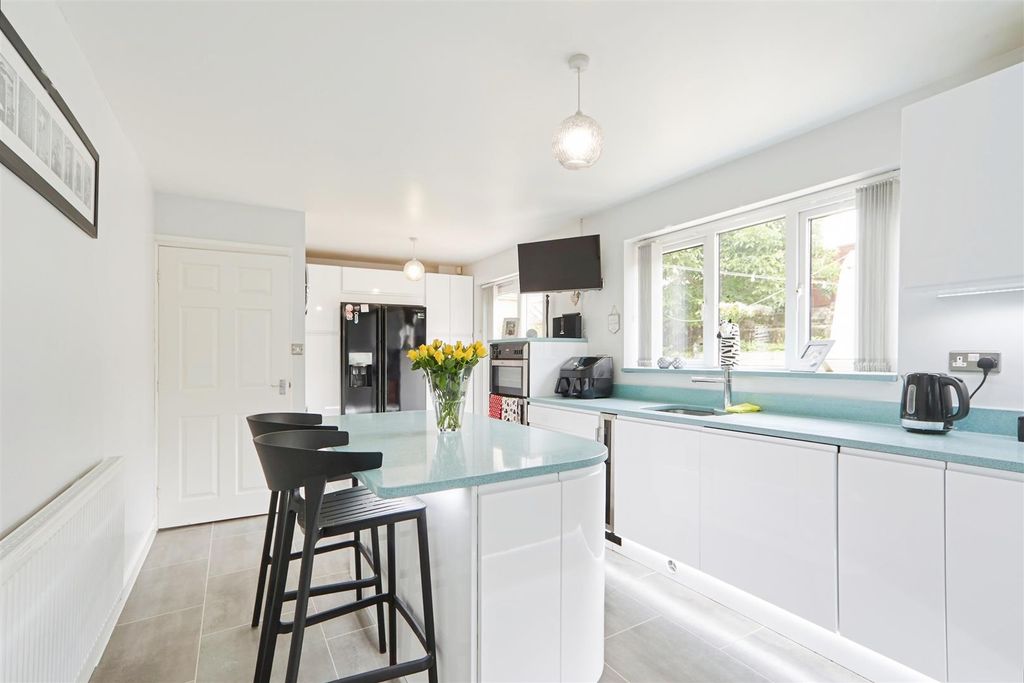 Property photo 3 of 19 Dining Kitchen