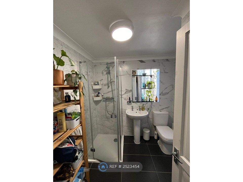 Property photo 3 of 9 Bathroom