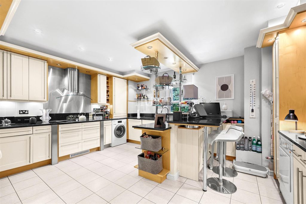Additional image 7 of 4 bed flat for saleRegents Drive, Repton Park, Woodford Green, Essex IG8