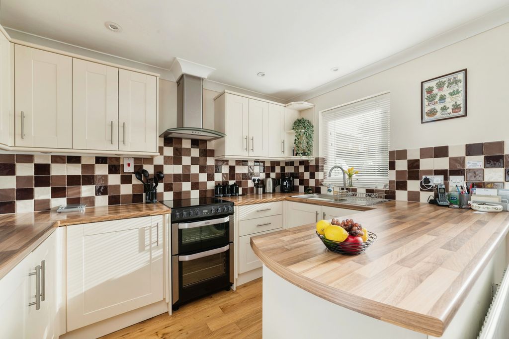 Property photo 3 of 14 Kitchen