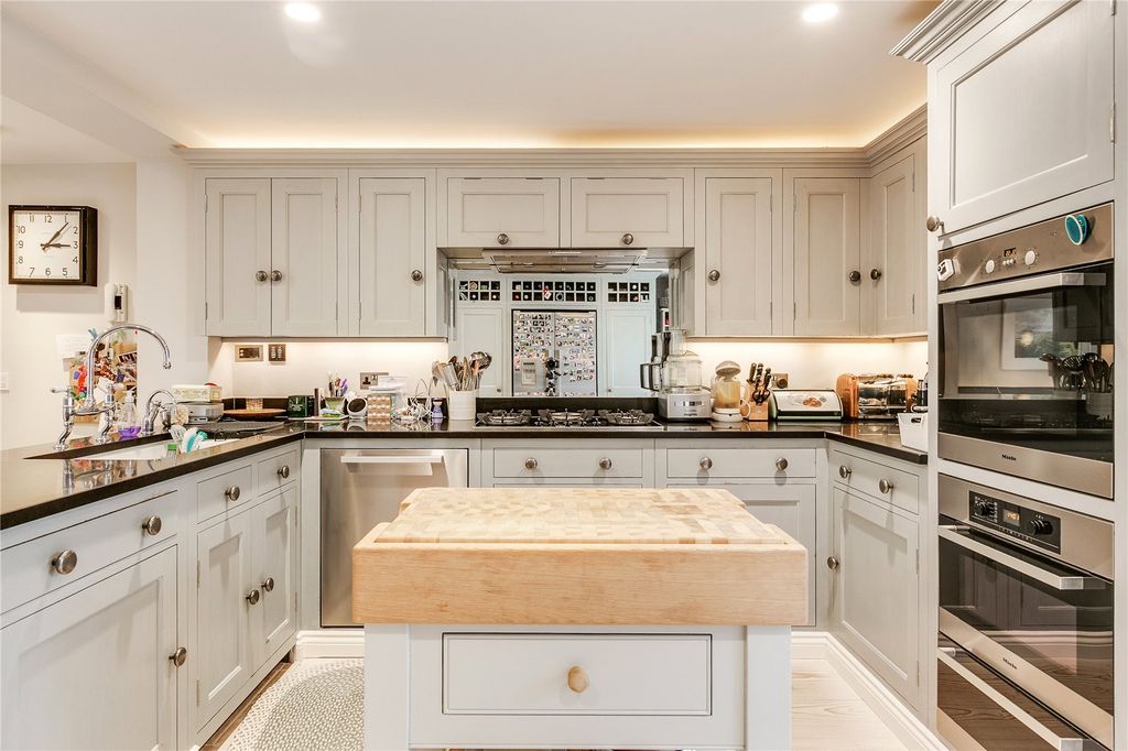 Property photo 3 of 17 Kitchen