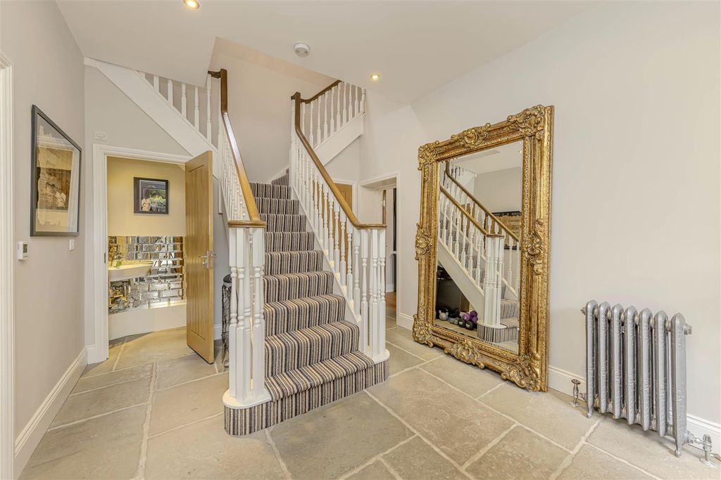 Property photo 3 of 47 Entrance Hall