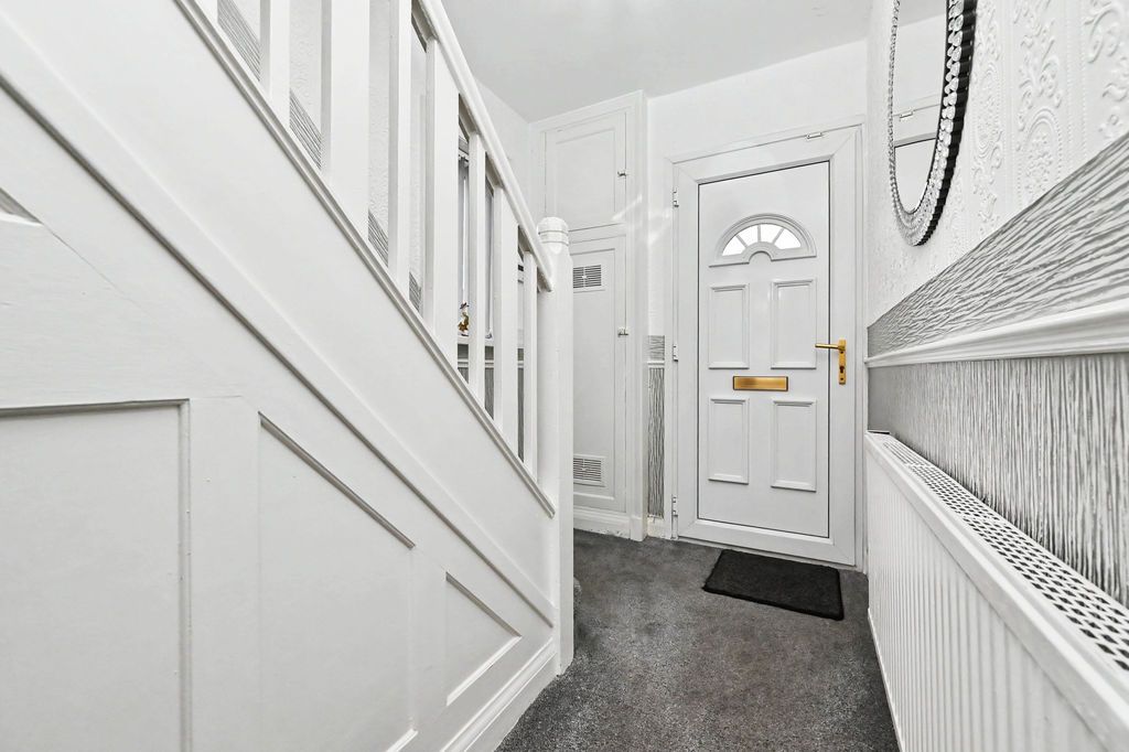 Property photo 3 of 31 Entrance Hall