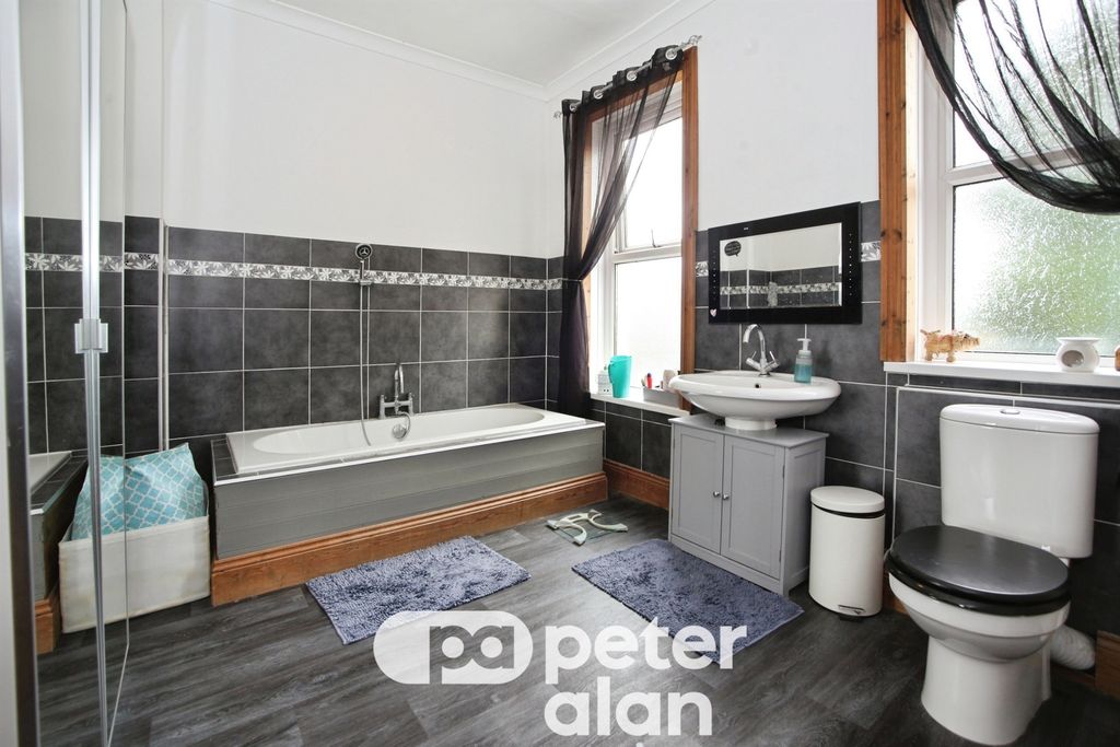 Property photo 3 of 28
