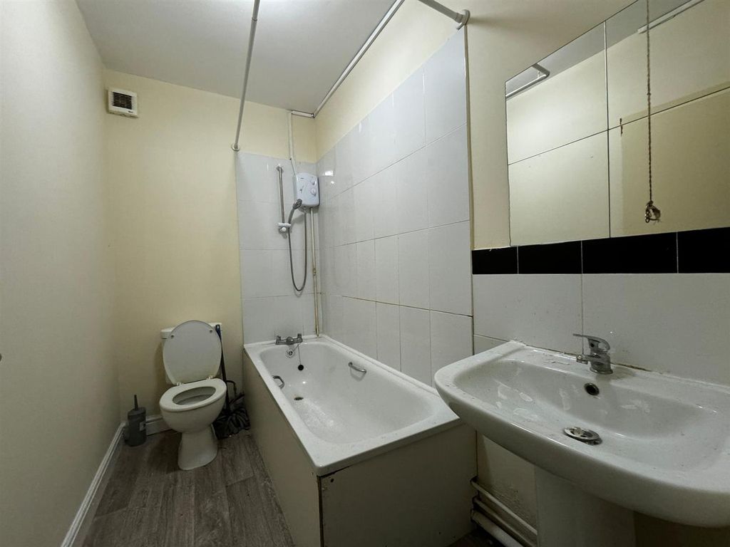 Property photo 3 of 7 Bathroom.Jpeg