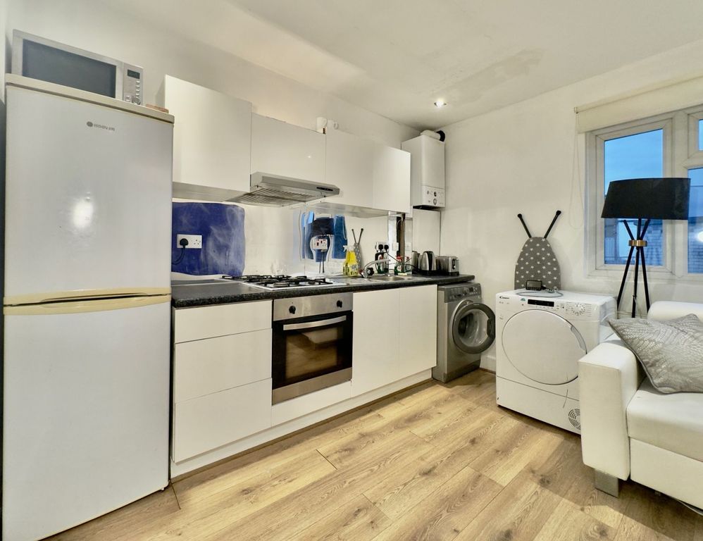 Property photo 1 of 7 Two-Bedroom Flat To Rent €“ Clapham North