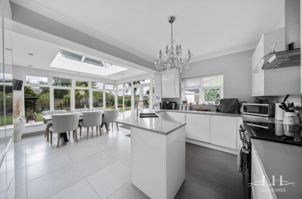 Property photo 2 of 32