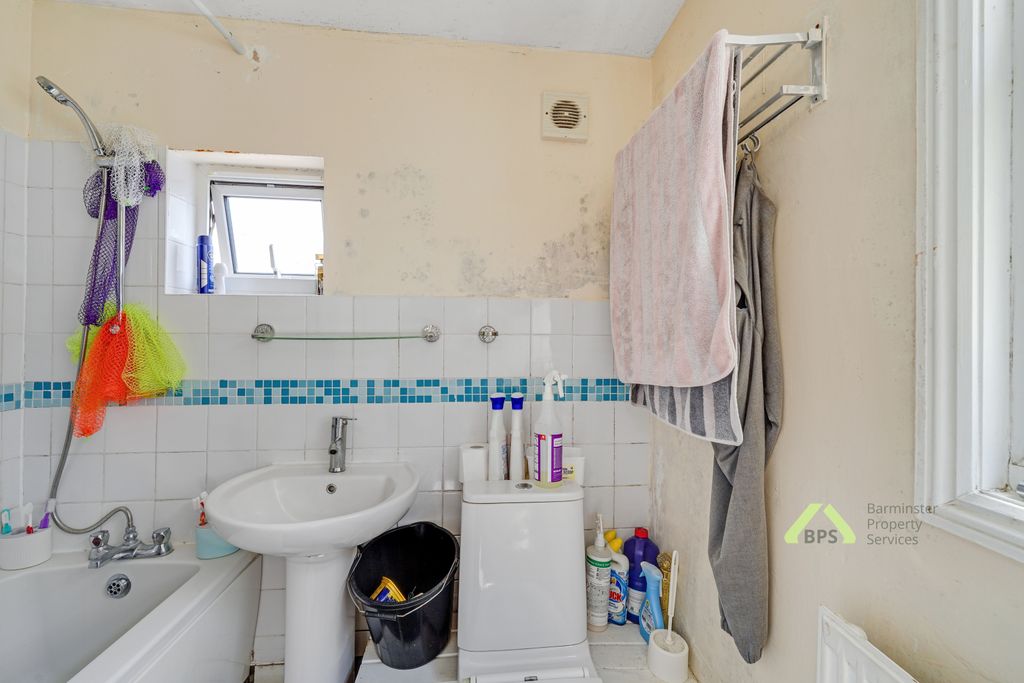 Property photo 2 of 8 Toilet