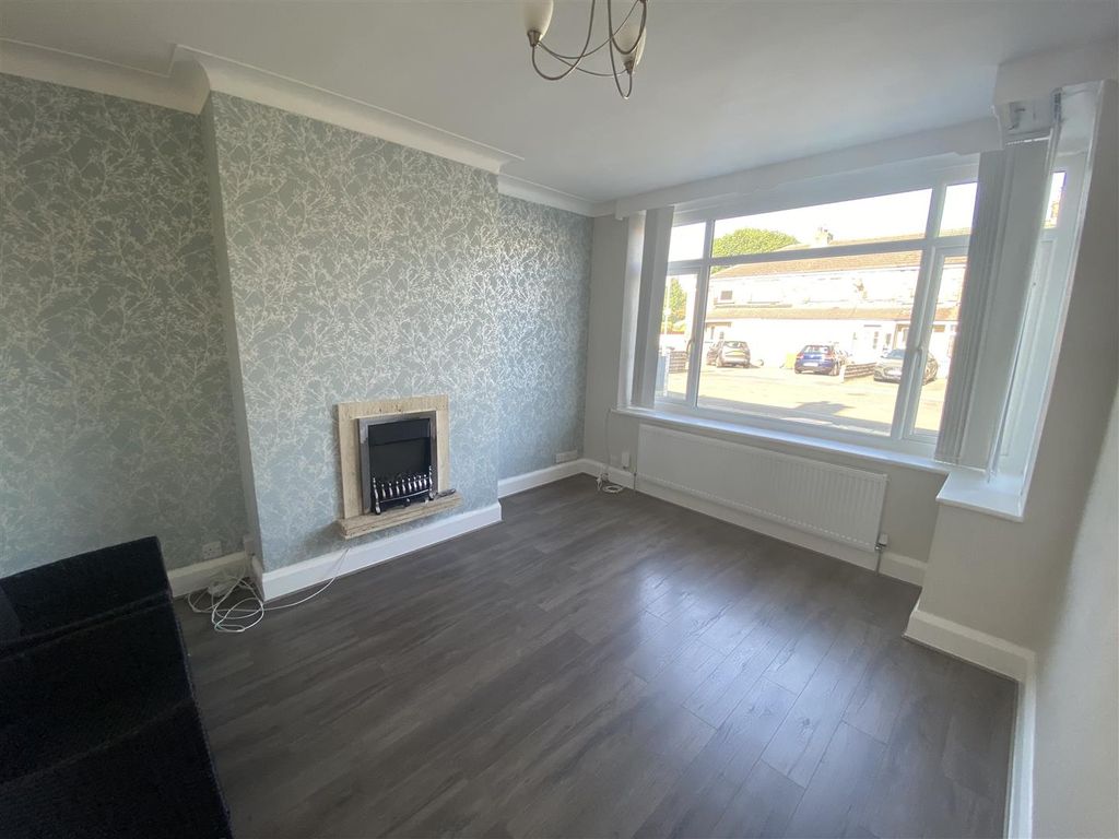 Property photo 2 of 12 Lounge