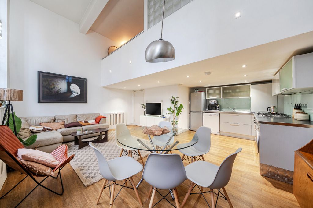 Property photo 2 of 13 1403389-11-697244...