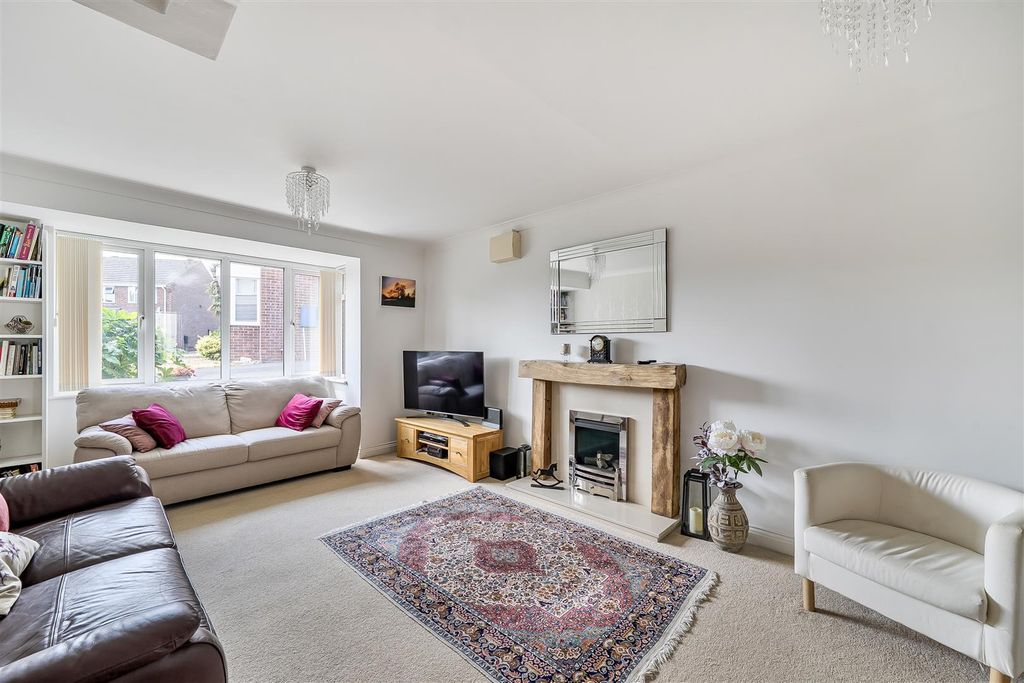 Property photo 2 of 18 Sitting Room