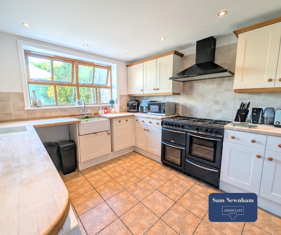 Property photo 3 of 12 Kitchen