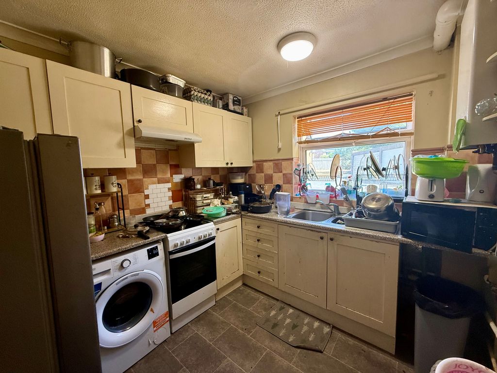 Property photo 3 of 6 Kitchen