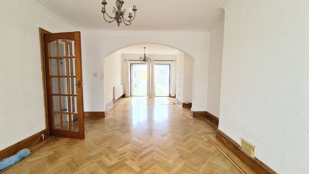 Property photo 3 of 8 Gallery