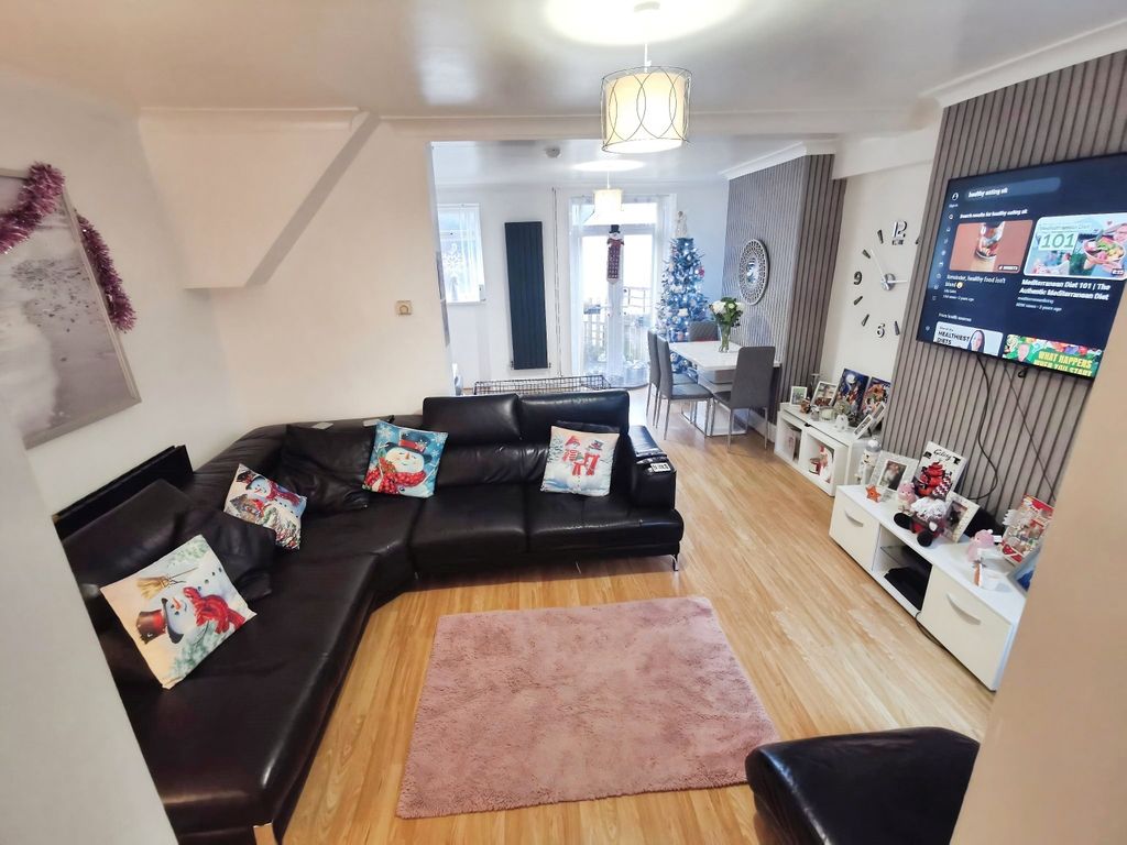 Property photo 2 of 9 5Dd8A98B-Living 20Room 20