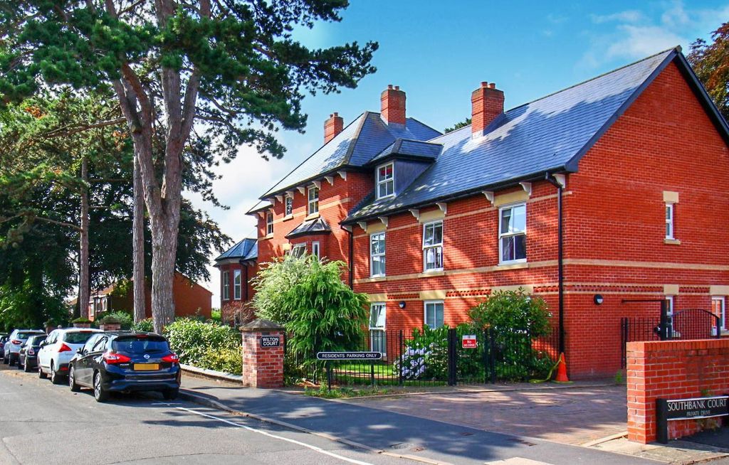Property photo 1 of 30 Wilton Court - Southbank Road Side) .Jpg