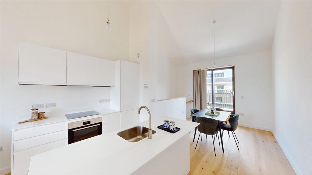 Property photo 2 of 11 Citu_Cid_25_South_Bank_Walk_Matterport_Internal_09