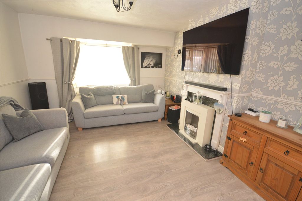 Property photo 3 of 13 Lounge