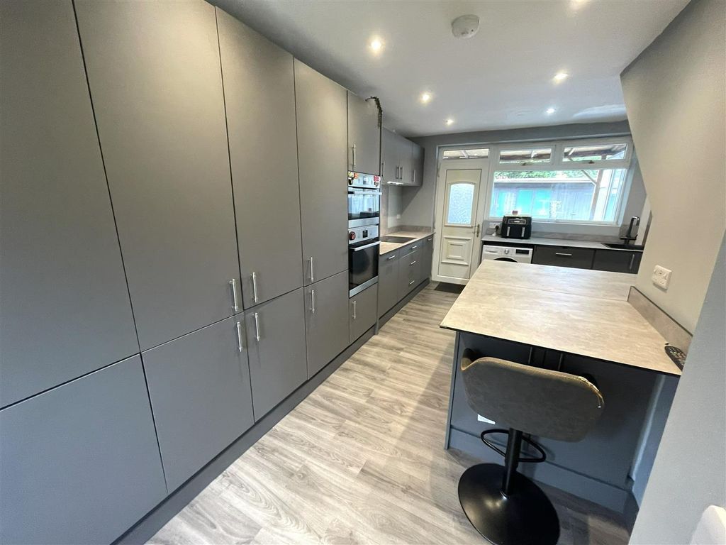 Property photo 2 of 19 Kitchen