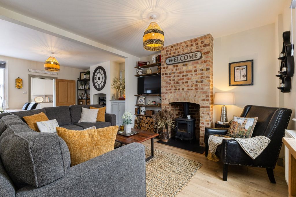 Property photo 3 of 21 Sitting Room