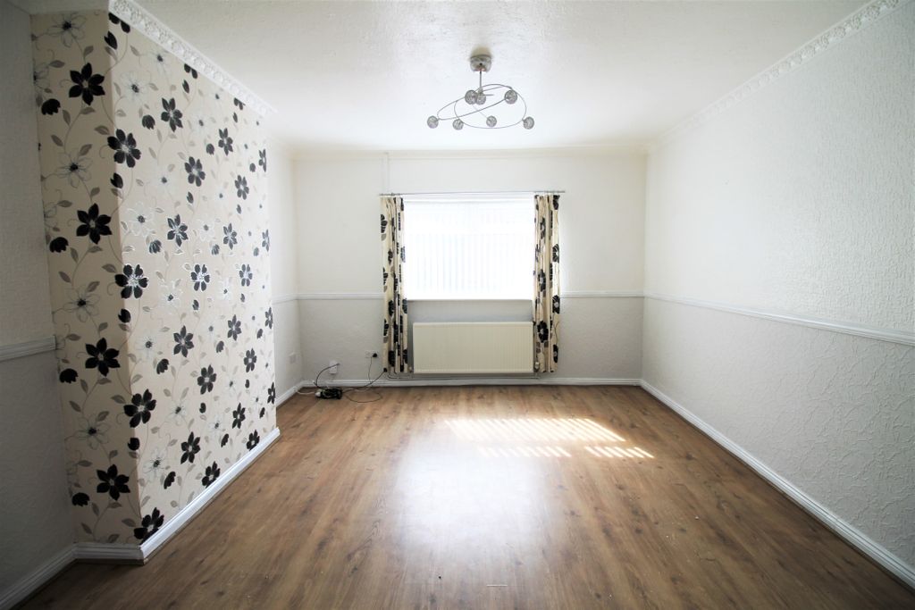 Property photo 3 of 12 Lounge