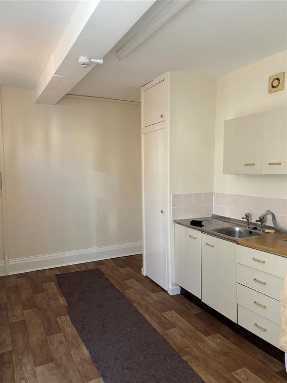 Property photo 1 of 6 Kitchen.1