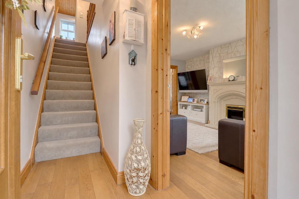 Property photo 2 of 17 Entrance Hall