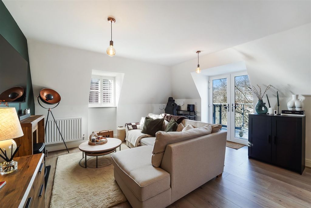 Property photo 2 of 14 Parkhurst House