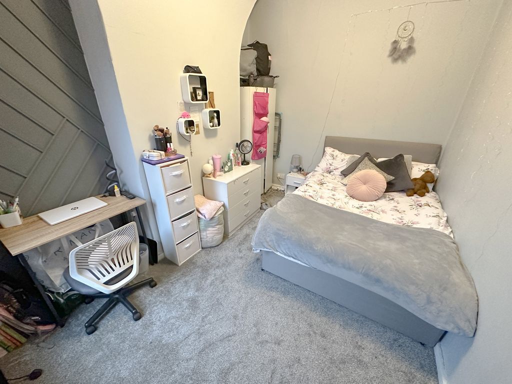 Property photo 3 of 8 5