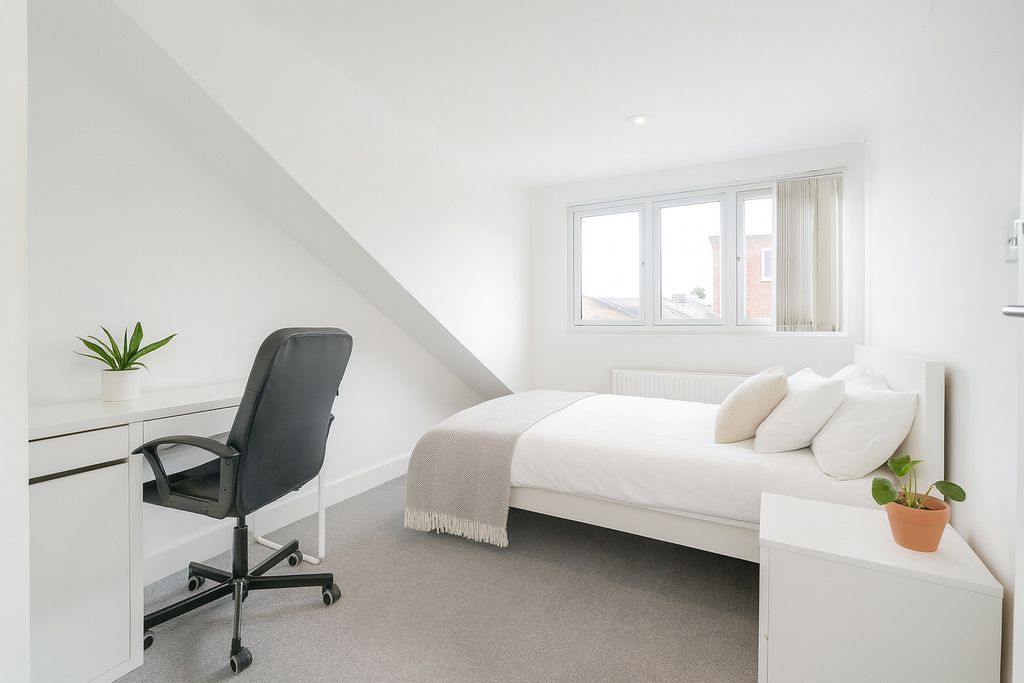 Property photo 2 of 6 A Bright And Clean Double Bedroom Featuring A Comf...