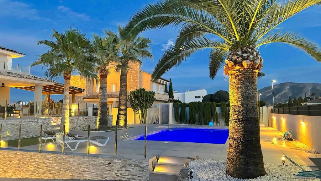 Property photo 2 of 50