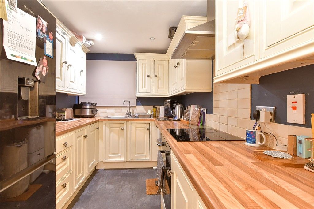 Property photo 3 of 7 Kitchen