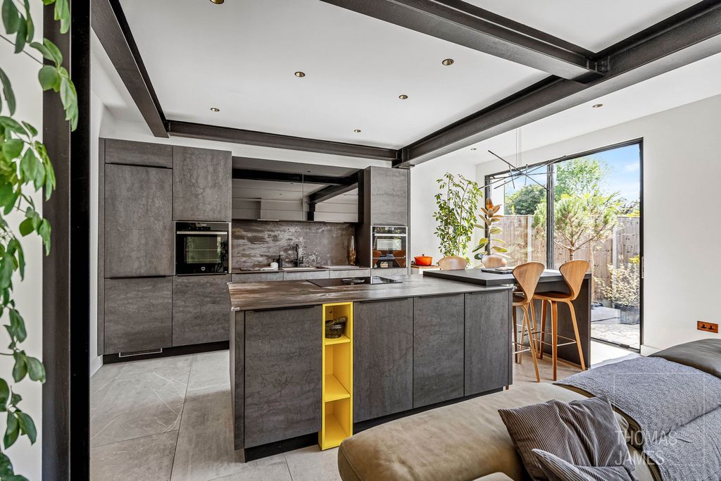 Property photo 2 of 30