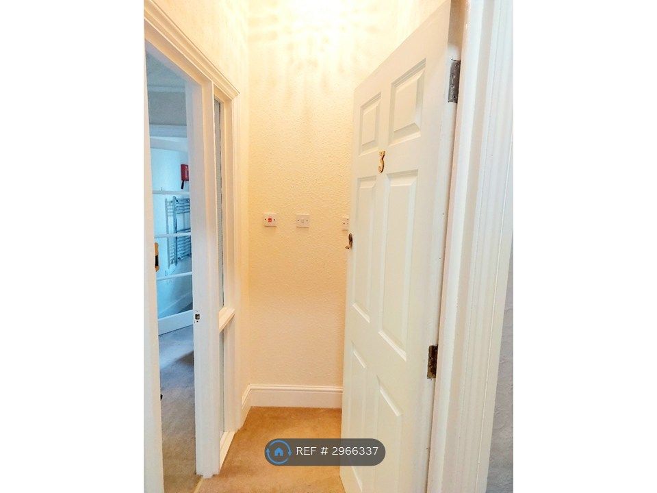 Property photo 1 of 10 Hall Way Entrance