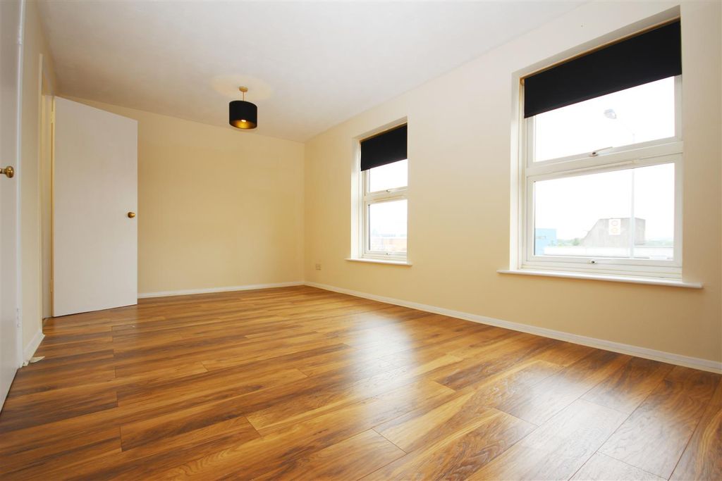 Property photo 3 of 11 Lounge.Jpg
