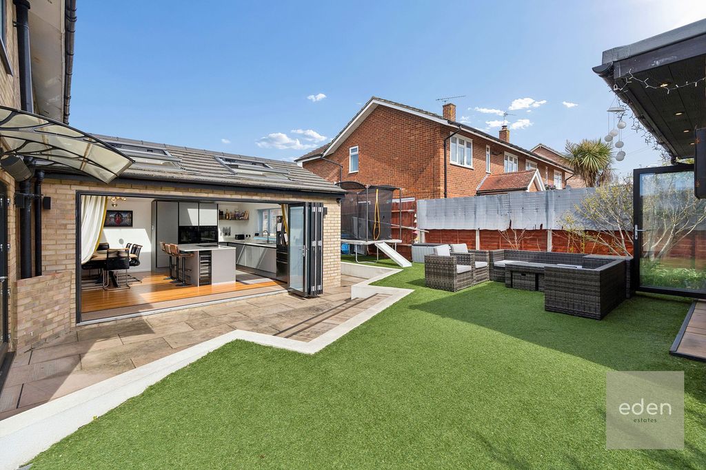 Property photo 2 of 20