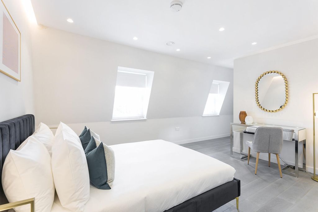 Property photo 2 of 12 Bedroom