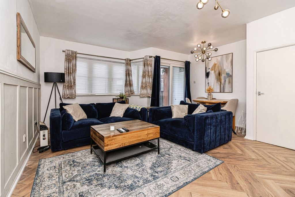 Property photo 2 of 8 Photo