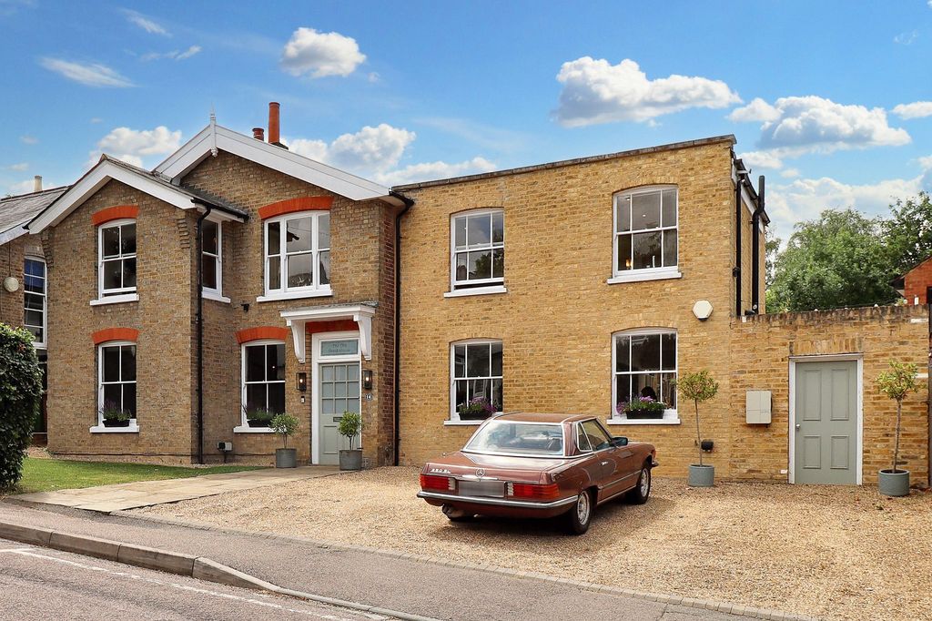 Property photo 2 of 18 External