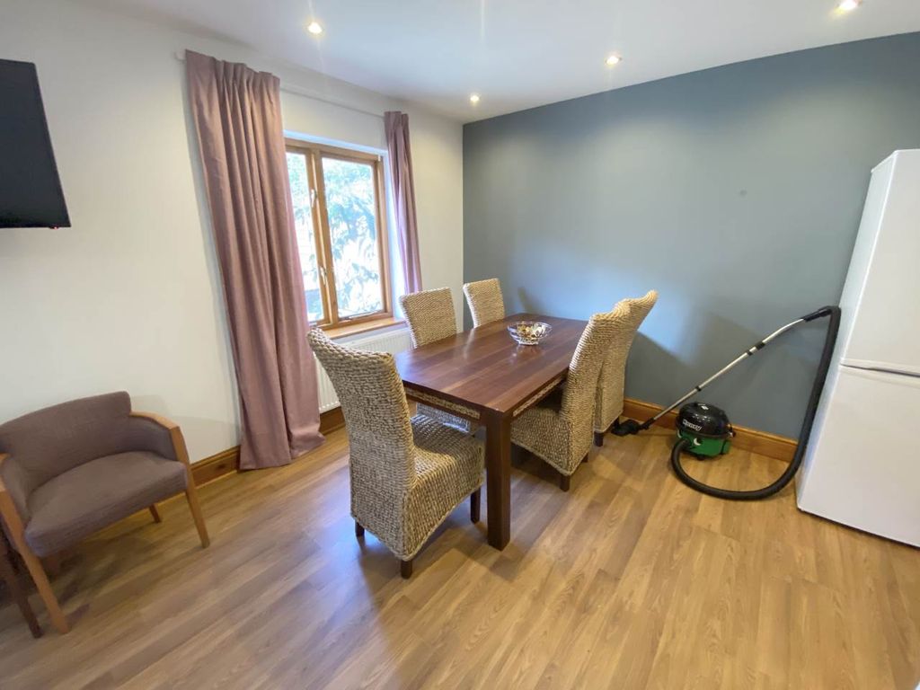 Property photo 3 of 11 Dining Area