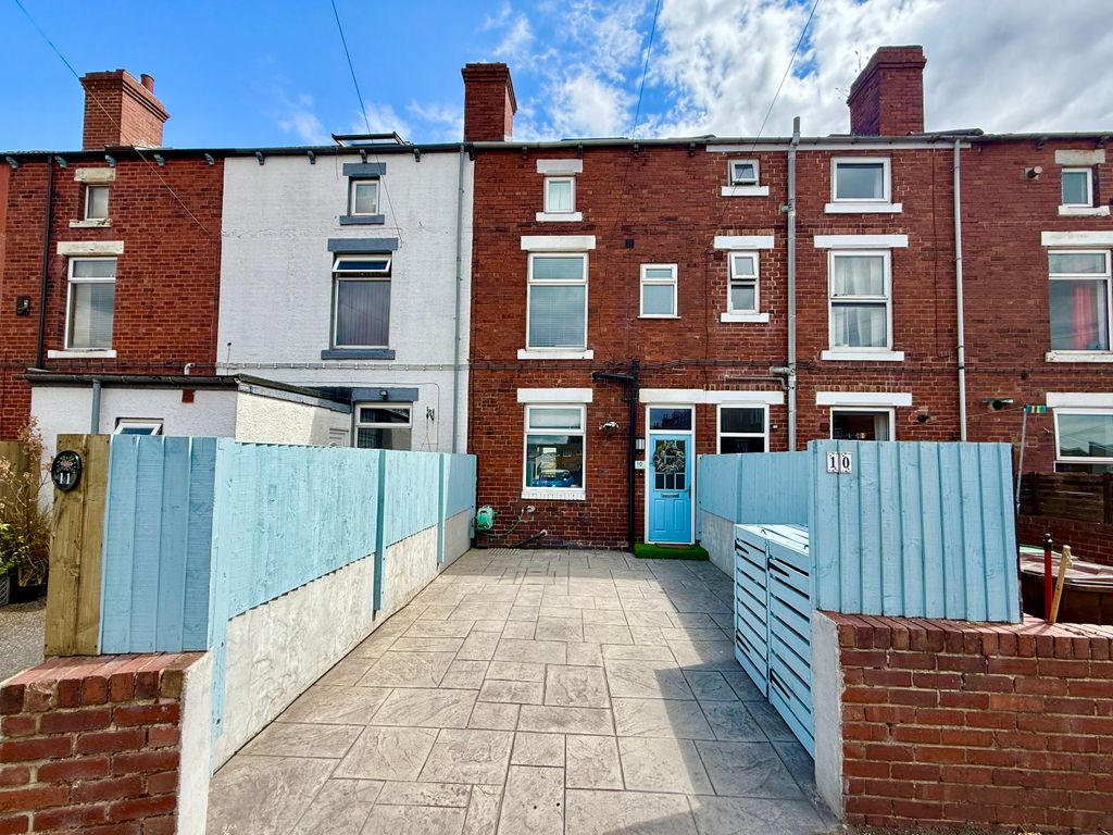 Property photo 1 of 18 External